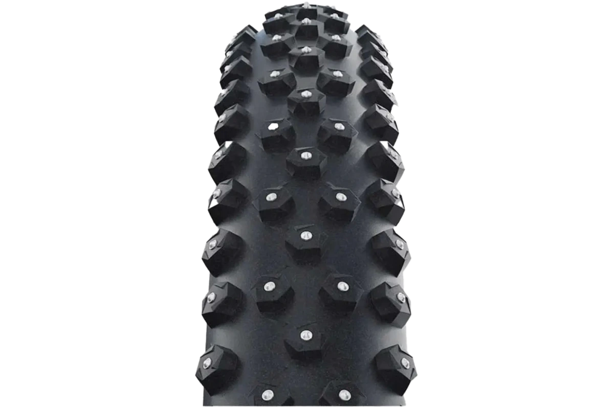 SCHWALBE Ice Spiker Pro Foldable 29 x 2,60 (65-622) är designat för krävande vinterterräng där tillförlitlighet och grepp är A och O. Detta vikbara dubbdäck i premiumklass kombinerar låg vikt, rullmotstånd och maximalt grepp på ett sätt som gör det till ett av marknadens mest populära vinterdäck för terrängcykling. Däcket har hela 402 ståldubbar som biter sig effektivt fast i isiga underlag och ger en stabil känsla även under de halaste förhållandena. Dubbarnas placering är optimerad för både riktningsstabilitet och kurvgrepp, så körningen känns säker både på stigar och på hårt underlag. Ice Spiker Pro använder Schwalbens Evolution Line-stomkonstruktion där lätta material, flexibel struktur och mycket högkvalitativ gummiblandning kombineras. Den breda 2,60" profilen erbjuder stor luftvolym som förbättrar dämpning, körkomfort och grepp på mjuk snö. Dessutom gör däckets vikbara aramidstomme det lättare och enklare att transportera utan kompromisser i hållbarhet. SCHWALBE Ice Spiker Pro dubbdäck