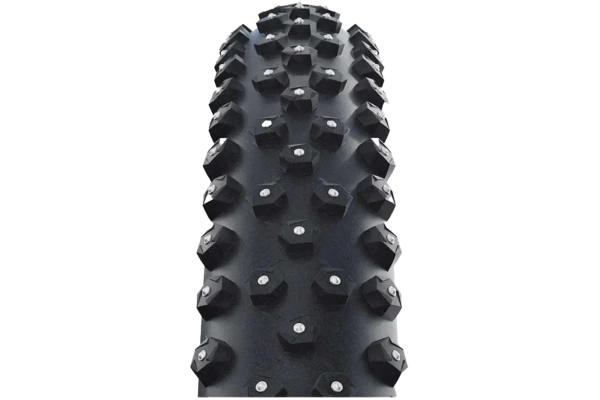 SCHWALBE Ice Spiker Pro Foldable 29 x 2,60 (65-622) är designat för krävande vinterterräng där tillförlitlighet och grepp är A och O. Detta vikbara dubbdäck i premiumklass kombinerar låg vikt, rullmotstånd och maximalt grepp på ett sätt som gör det till ett av marknadens mest populära vinterdäck för terrängcykling. Däcket har hela 402 ståldubbar som biter sig effektivt fast i isiga underlag och ger en stabil känsla även under de halaste förhållandena. Dubbarnas placering är optimerad för både riktningsstabilitet och kurvgrepp, så körningen känns säker både på stigar och på hårt underlag. Ice Spiker Pro använder Schwalbens Evolution Line-stomkonstruktion där lätta material, flexibel struktur och mycket högkvalitativ gummiblandning kombineras. Den breda 2,60" profilen erbjuder stor luftvolym som förbättrar dämpning, körkomfort och grepp på mjuk snö. Dessutom gör däckets vikbara aramidstomme det lättare och enklare att transportera utan kompromisser i hållbarhet. SCHWALBE Ice Spiker Pro dubbdäck      