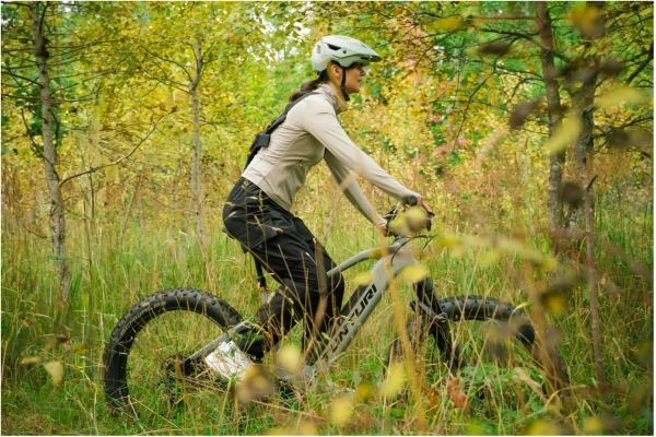 Nya Tunturi Ebf 600 med gen 5 motor skogsbild och kvinna kör