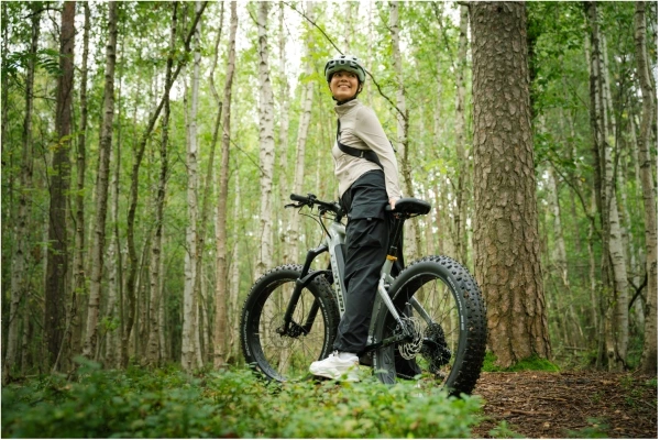 Nya Tunturi Ebf 600 med gen 5 motor skogsbild och kvinna kör