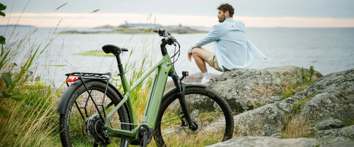 Elcykel herr med hög ram för pendling och längre turer